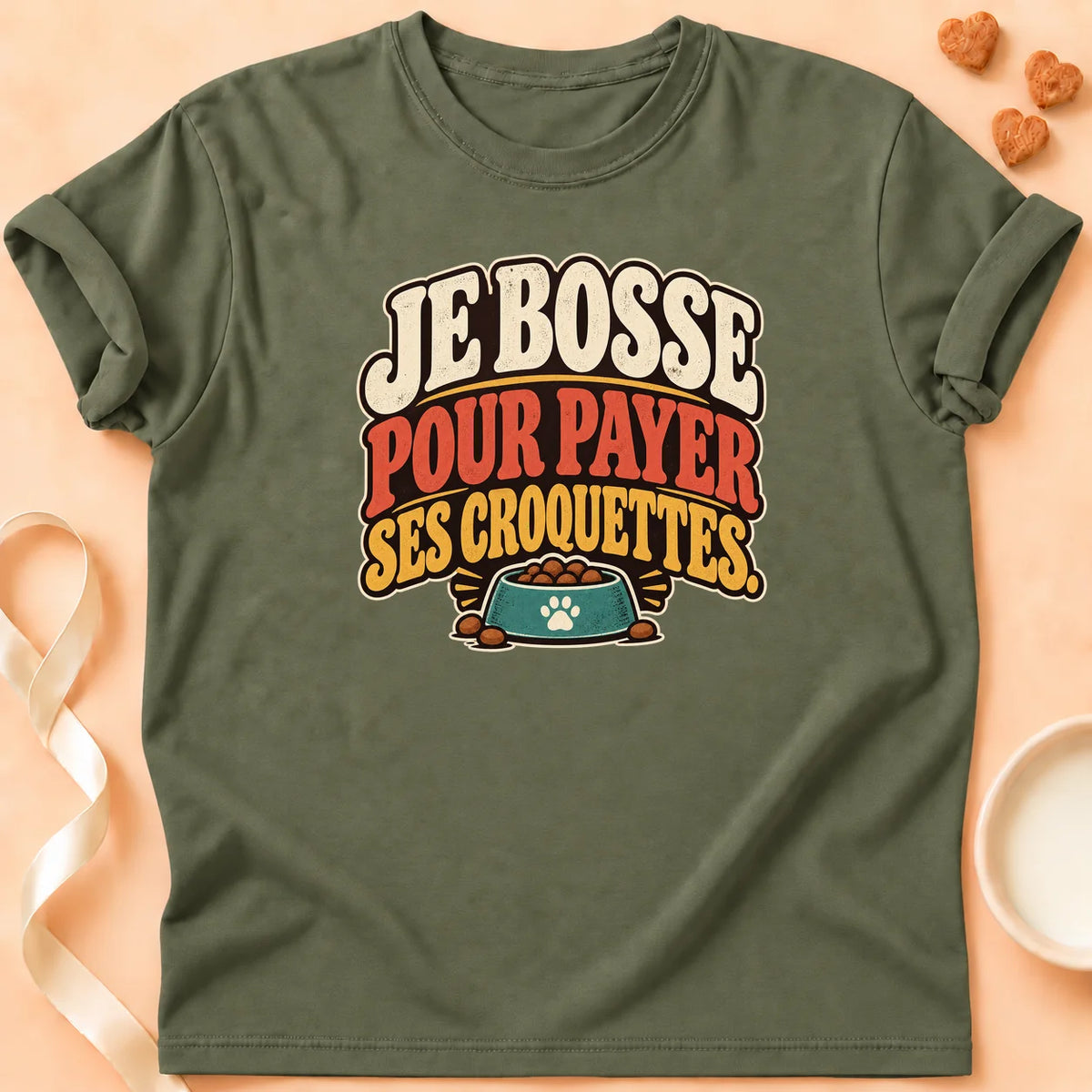T-shirt chat Patoume – T-shirt Je bosse pour payer ses croquettes – Vert kaki